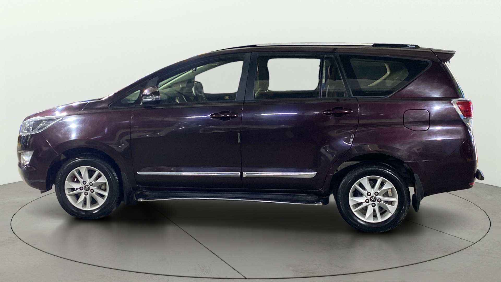 View 2018 Toyota Innova Crysta 2.4 GX MT 8-Seater BS IV Image 5 Used 2018 Toyota Innova Crysta 2.4 GX MT 8-Seater BS IV Image 5