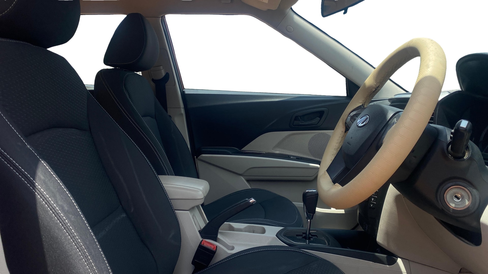 View 2019 Mahindra XUV300 W4 Petrol BS IV Image 26 Used 2019 Mahindra XUV300 W4 Petrol BS IV Image 26