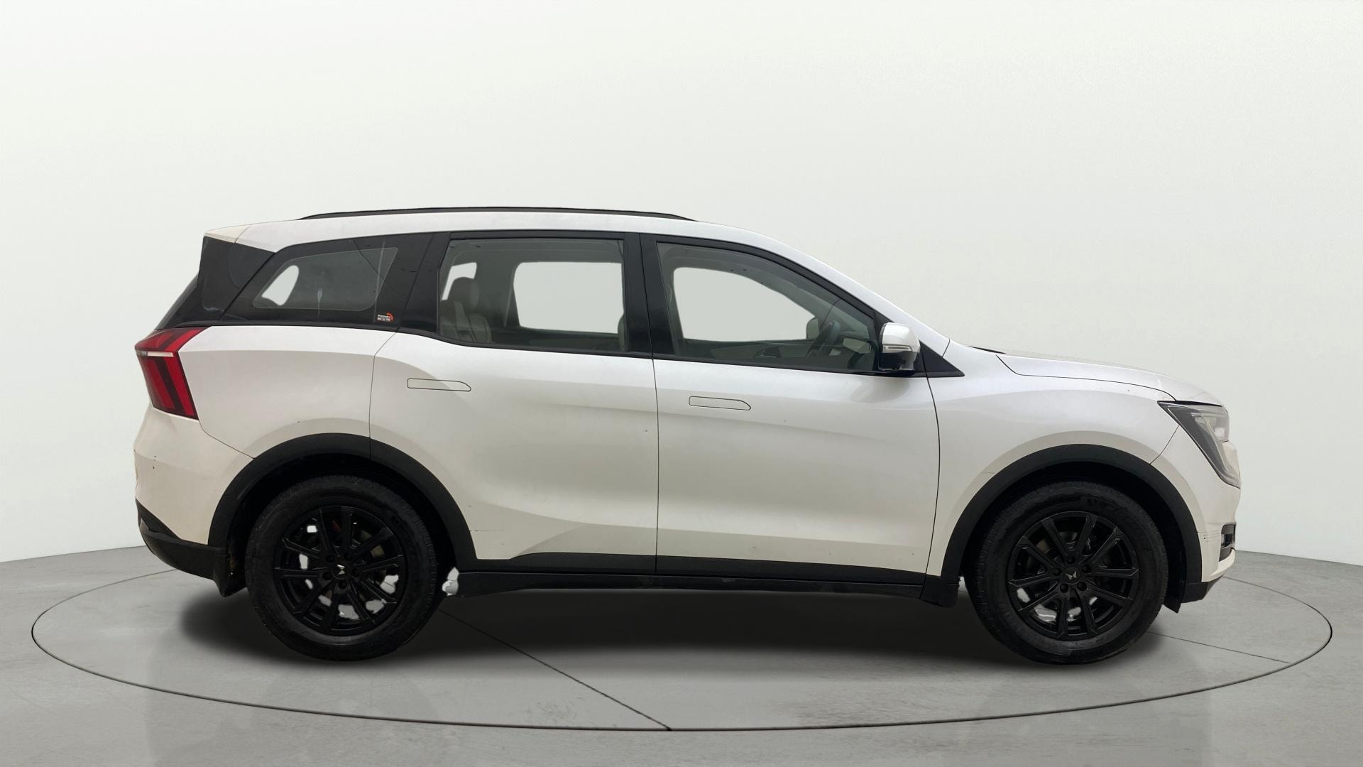 View 2022 Mahindra XUV700 MX Petrol 5 STR Image 29 Used 2022 Mahindra XUV700 MX Petrol 5 STR Image 29