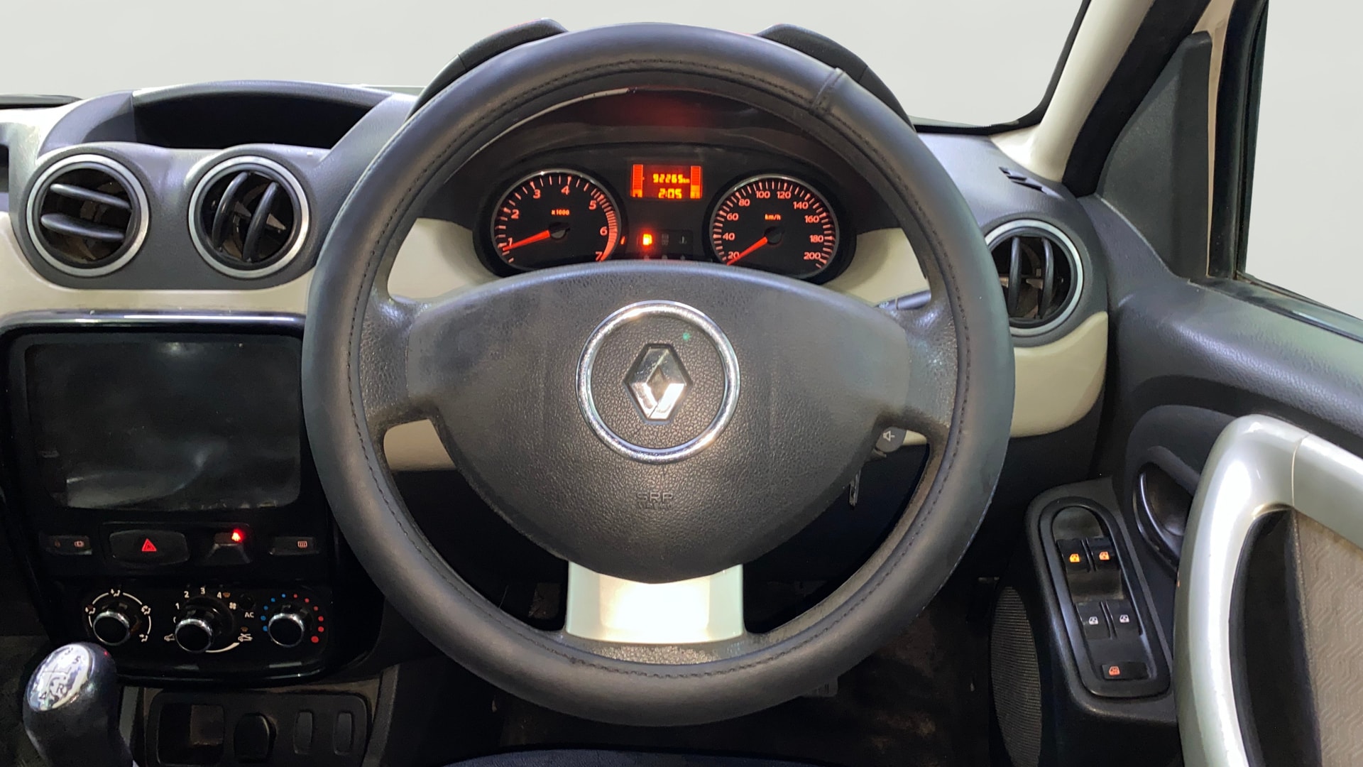 View 2014 Renault Duster Diesel 85PS STD Image 14 Used 2014 Renault Duster Diesel 85PS STD Image 14