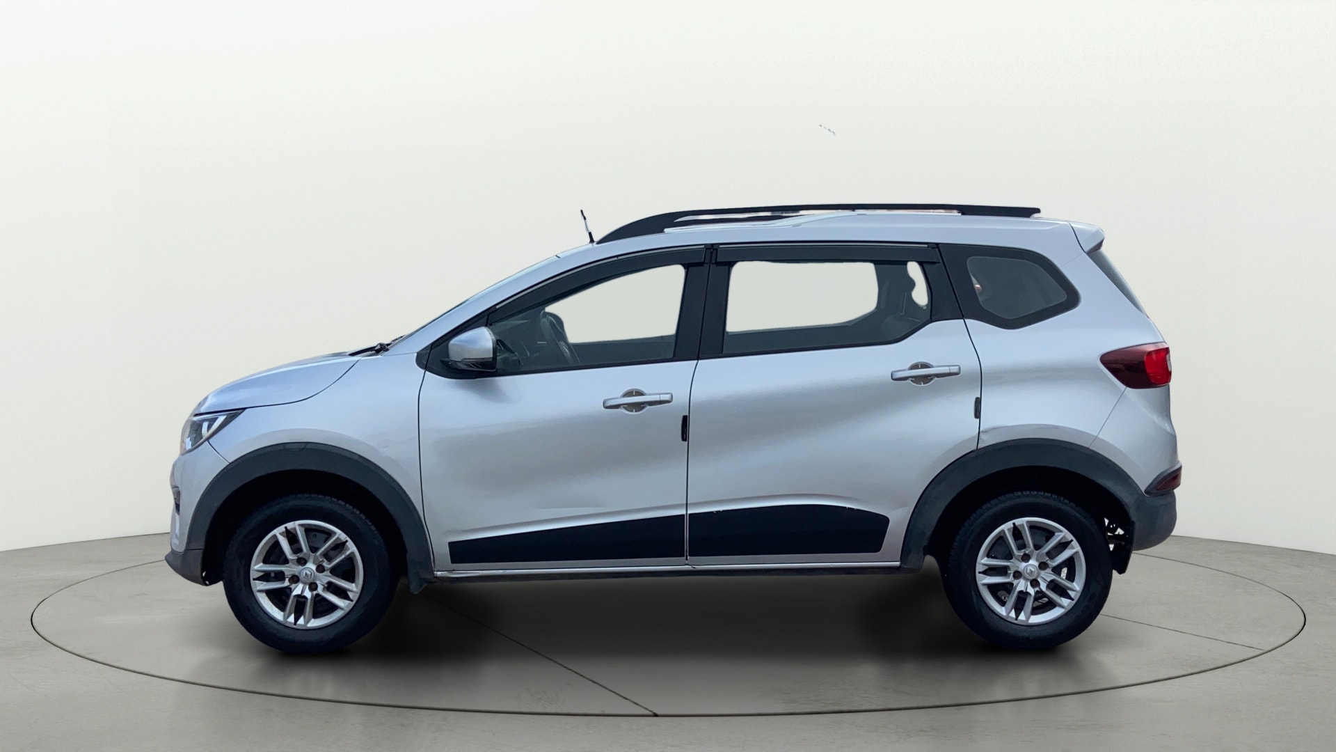 View 2021 Renault Triber RXT Image 5 Used 2021 Renault Triber RXT Image 5
