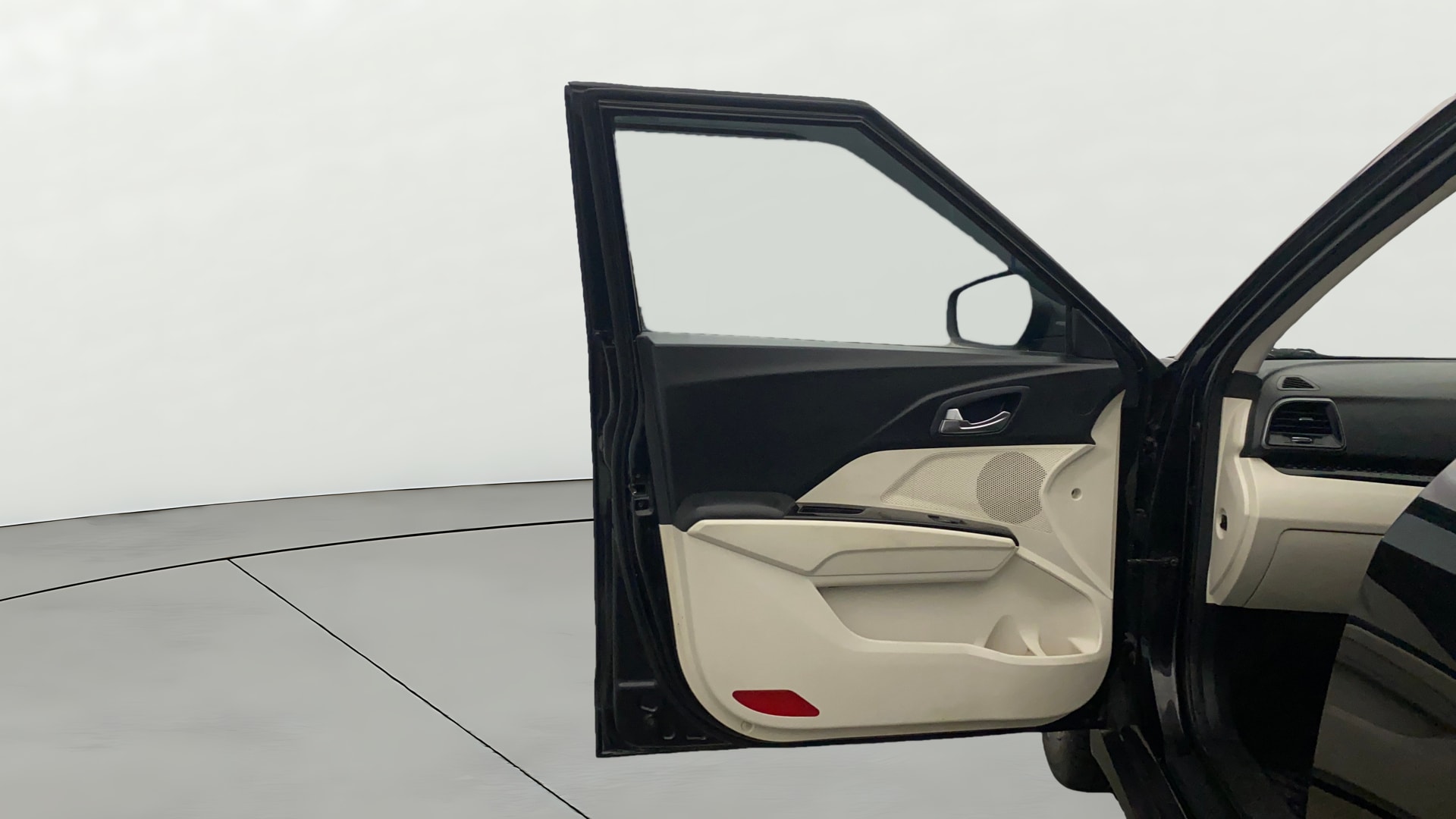 View 2025 Mahindra XUV 3XO AX5 1.5 Turbo Diesel Image 39 Used 2025 Mahindra XUV 3XO AX5 1.5 Turbo Diesel Image 39