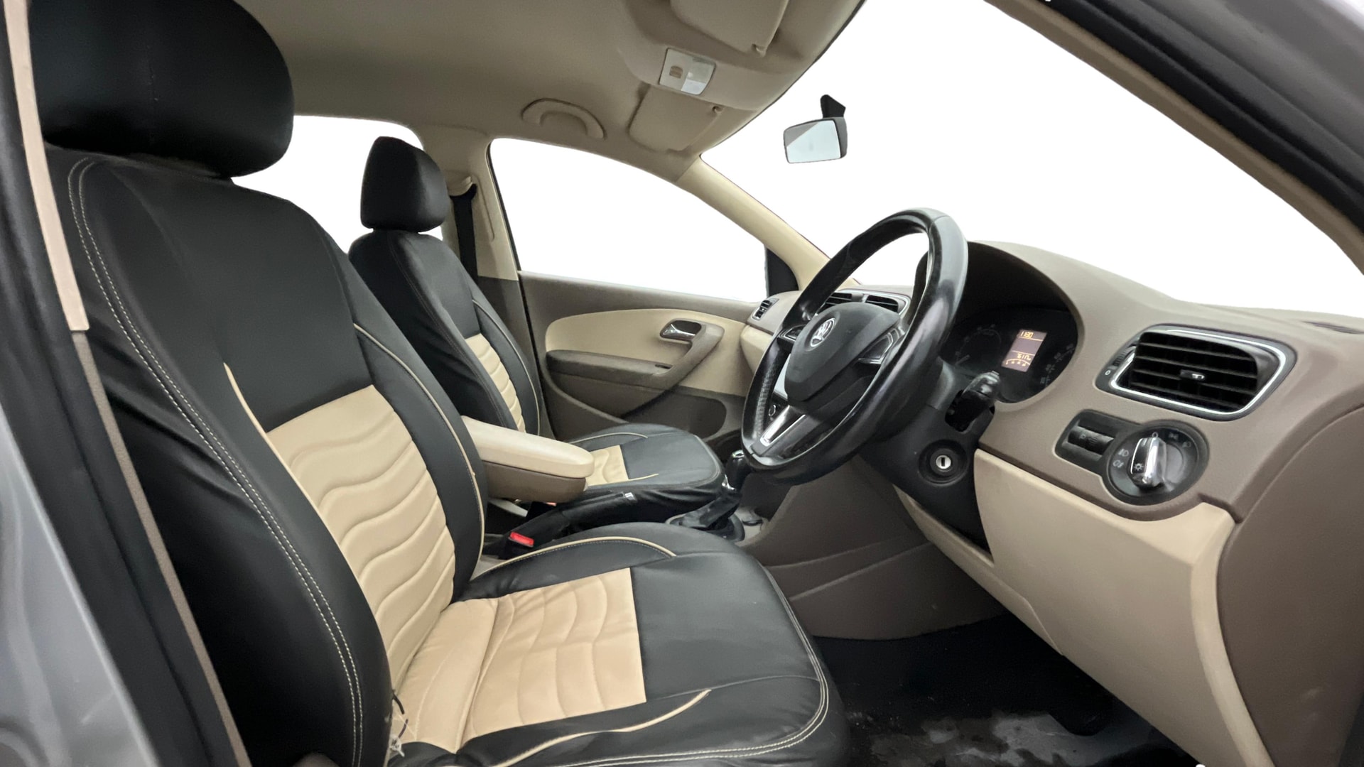 View 2015 Skoda Rapid 1.6 MPI Ambition Petrol AT BS IV Image 27 Used 2015 Skoda Rapid 1.6 MPI Ambition Petrol AT BS IV Image 27