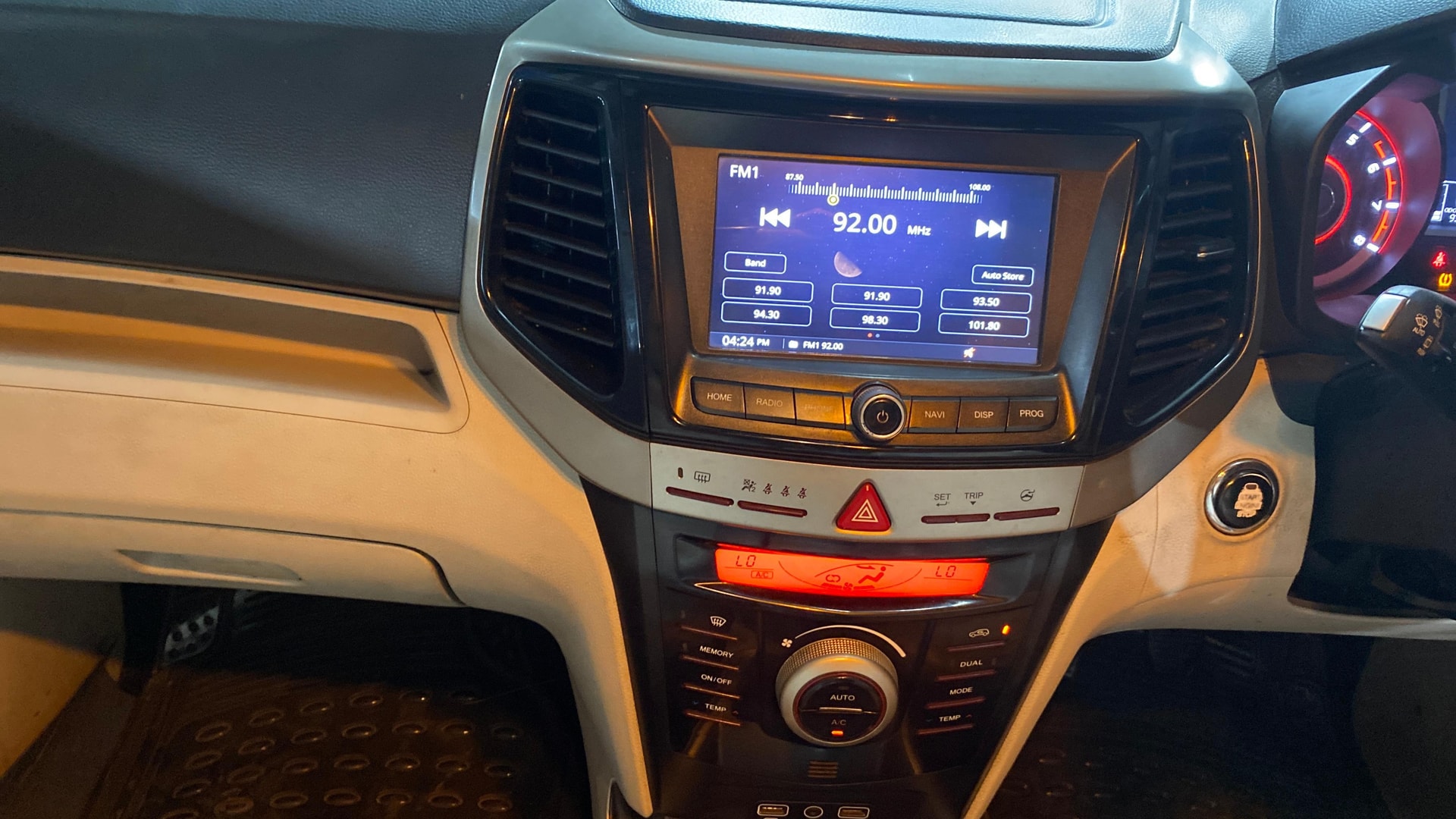 View 2021 Mahindra XUV300 W4 Petrol BS IV Image 18 Used 2021 Mahindra XUV300 W4 Petrol BS IV Image 18
