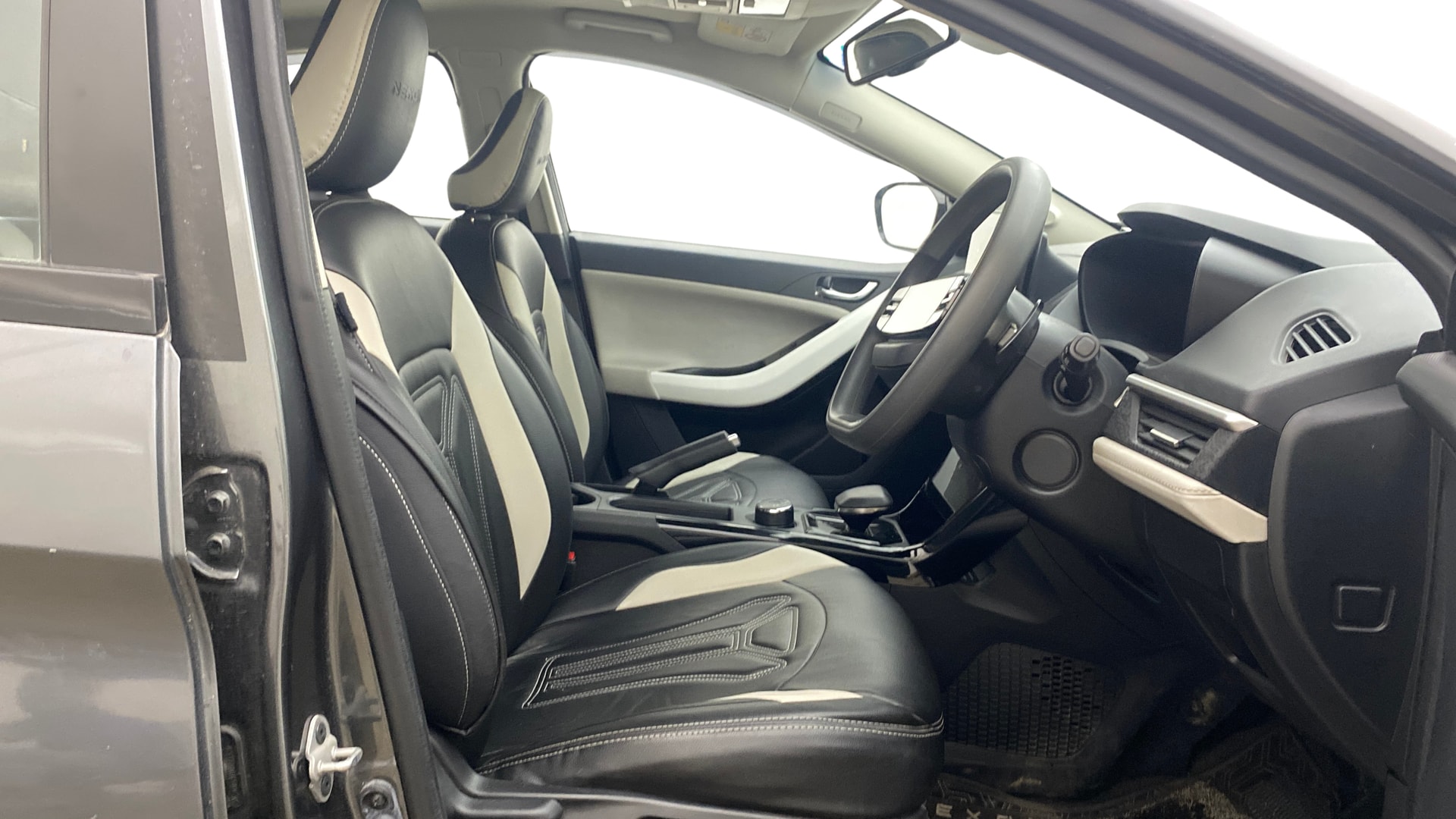 View 2024 Tata Nexon Revotron XE Image 27 Used 2024 Tata Nexon Revotron XE Image 27