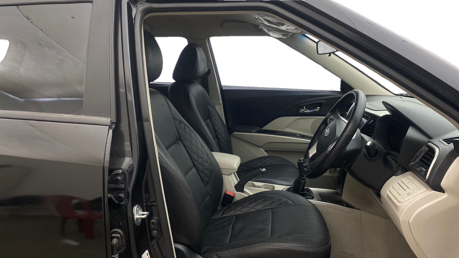 View 2020 Mahindra XUV300 W4 Petrol BS IV Image 18 Used 2020 Mahindra XUV300 W4 Petrol BS IV Image 18