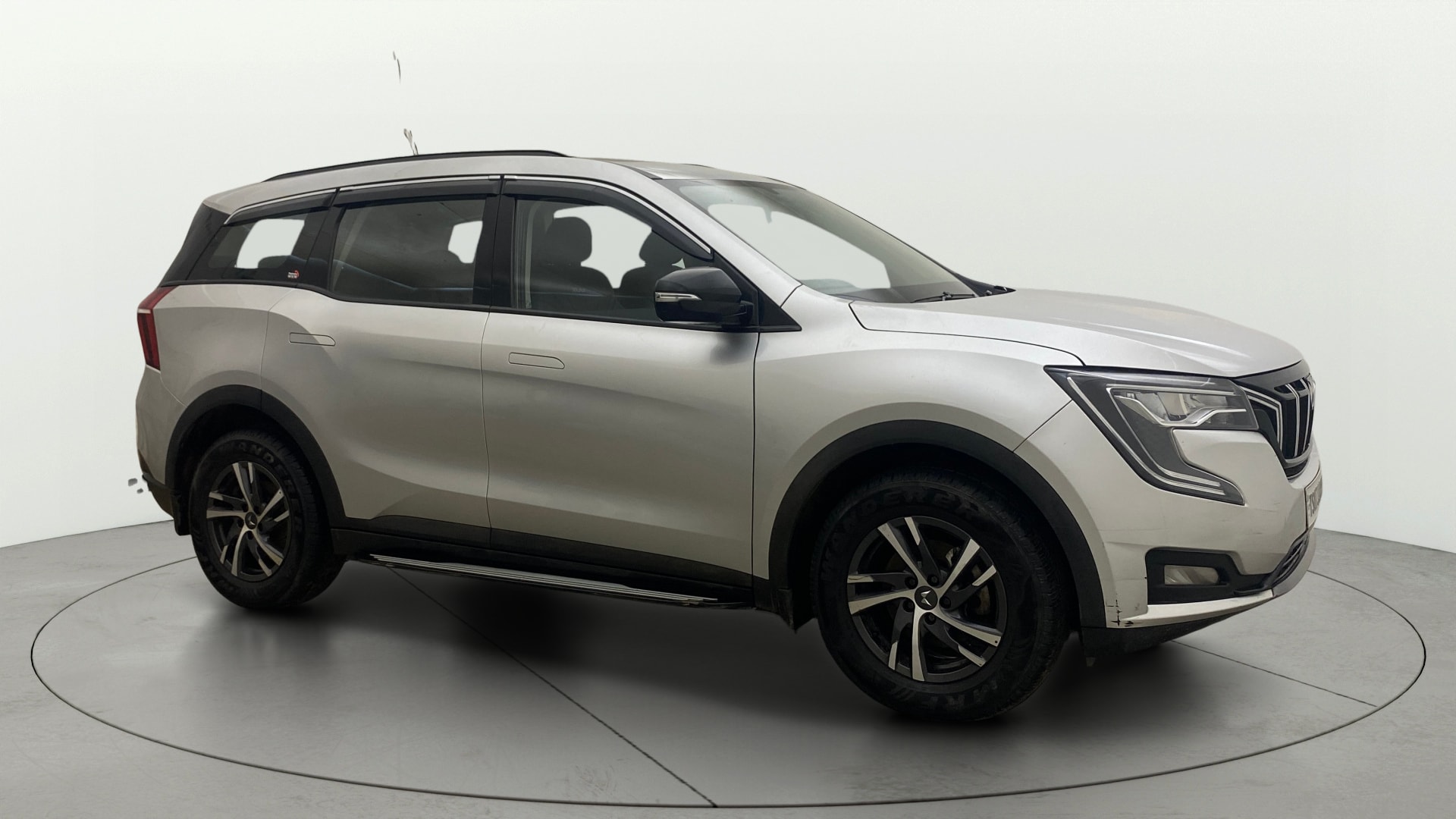 View 2022 Mahindra XUV700 MX Petrol 5 STR Image 15 Used 2022 Mahindra XUV700 MX Petrol 5 STR Image 15