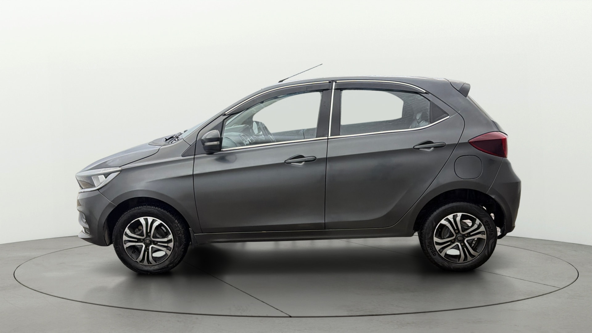 View 2024 Tata Tiago Revotorq XB Image 5 Used 2024 Tata Tiago Revotorq XB Image 5