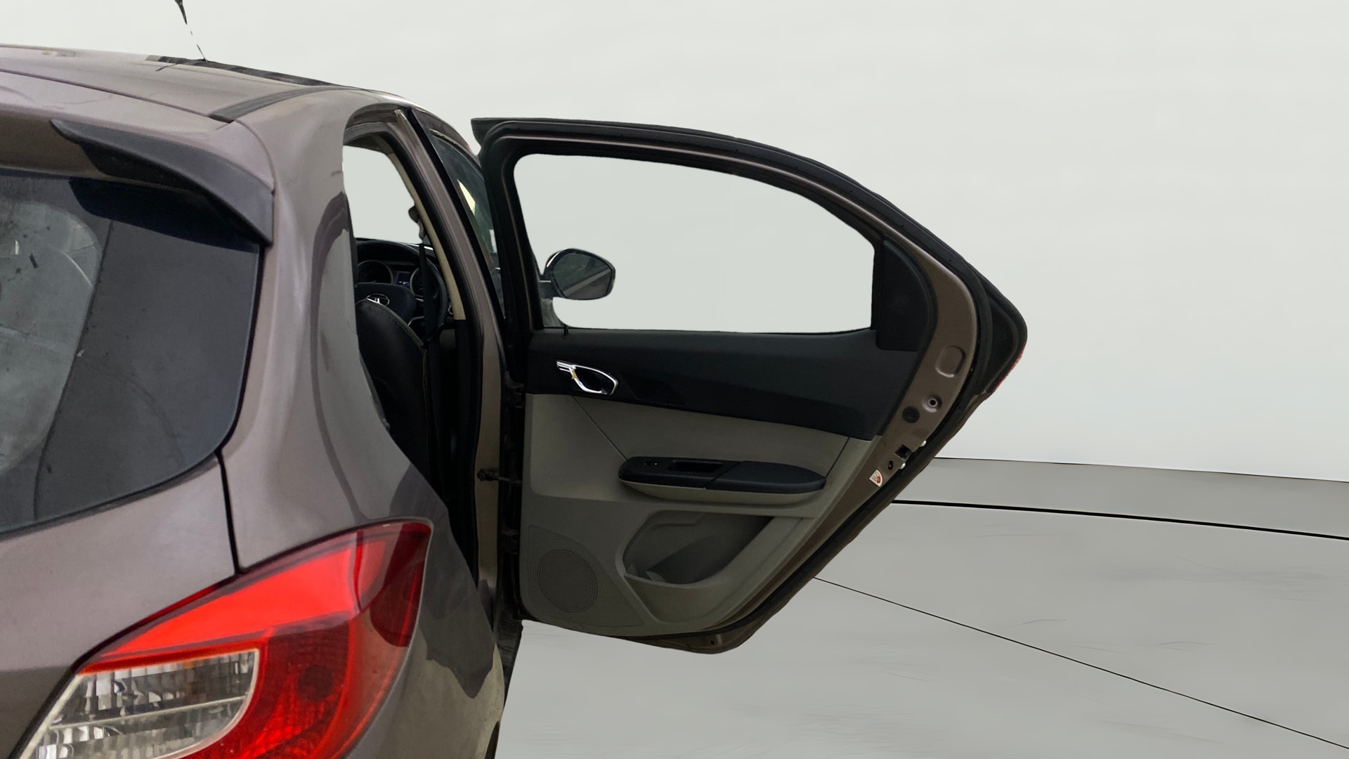 View 2017 Tata Tiago Revotorq XB Image 7 Used 2017 Tata Tiago Revotorq XB Image 7
