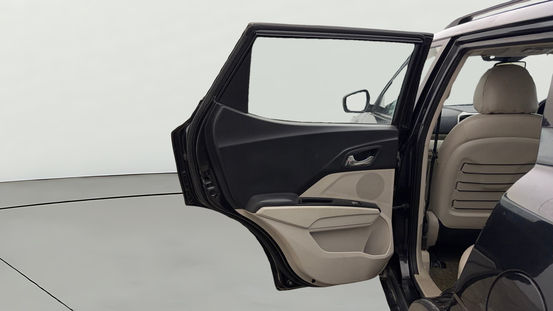 View 2022 Mahindra XUV300 W4 Petrol BS IV Image 15 Used 2022 Mahindra XUV300 W4 Petrol BS IV Image 15