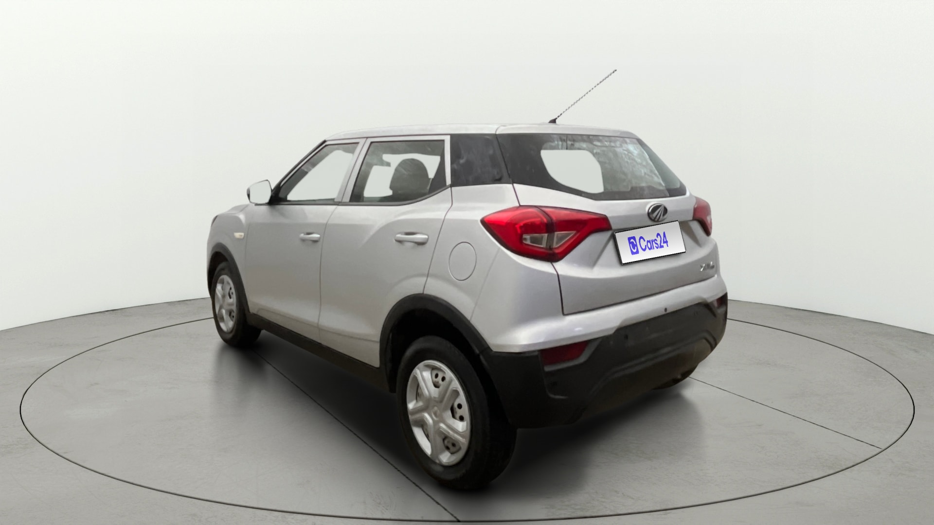 View 2021 Mahindra XUV300 W4 Petrol BS IV Image 2 Used 2021 Mahindra XUV300 W4 Petrol BS IV Image 2