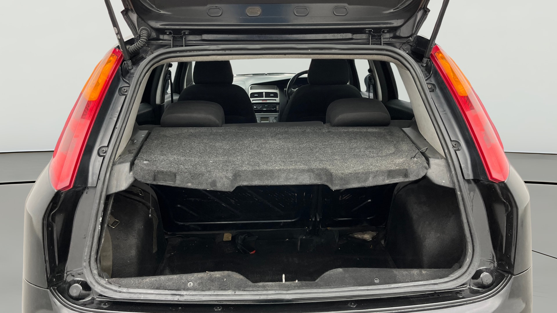 View 2013 Fiat Grande Punto 1.3 Emotion Pack 90 HP Image 36 Used 2013 Fiat Grande Punto 1.3 Emotion Pack 90 HP Image 36