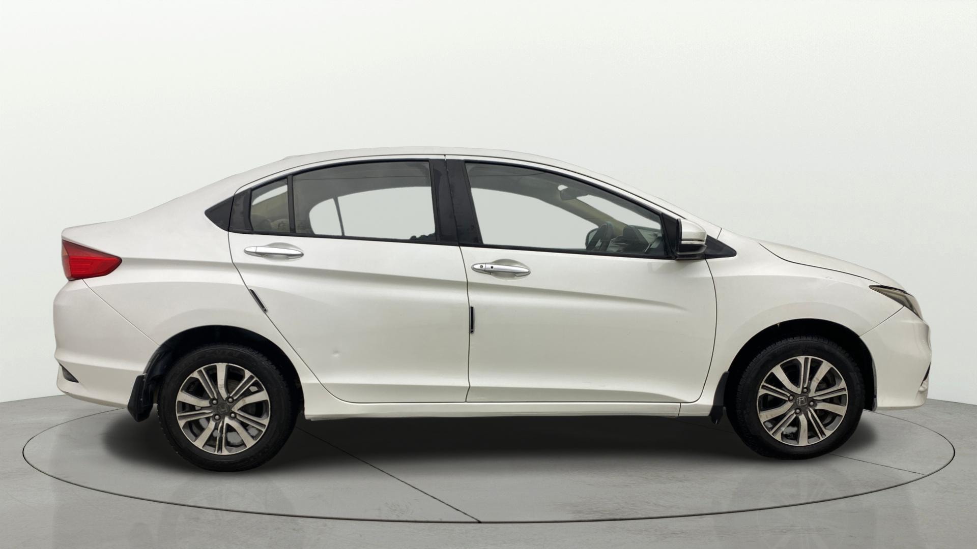 View 2022 Honda City ZX MT Diesel Anniversary Edition Image 9 Used 2022 Honda City ZX MT Diesel Anniversary Edition Image 9
