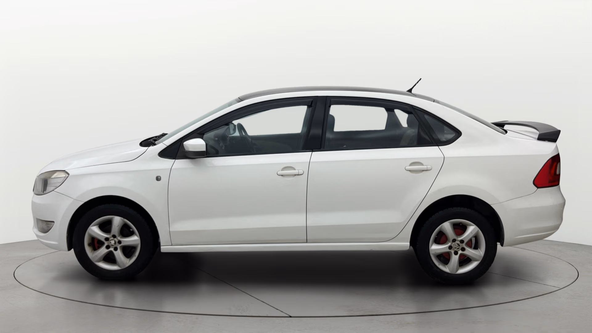 View 2015 Skoda Rapid 1.6 MPI Ambition Petrol BS IV Image 5 Used 2015 Skoda Rapid 1.6 MPI Ambition Petrol BS IV Image 5