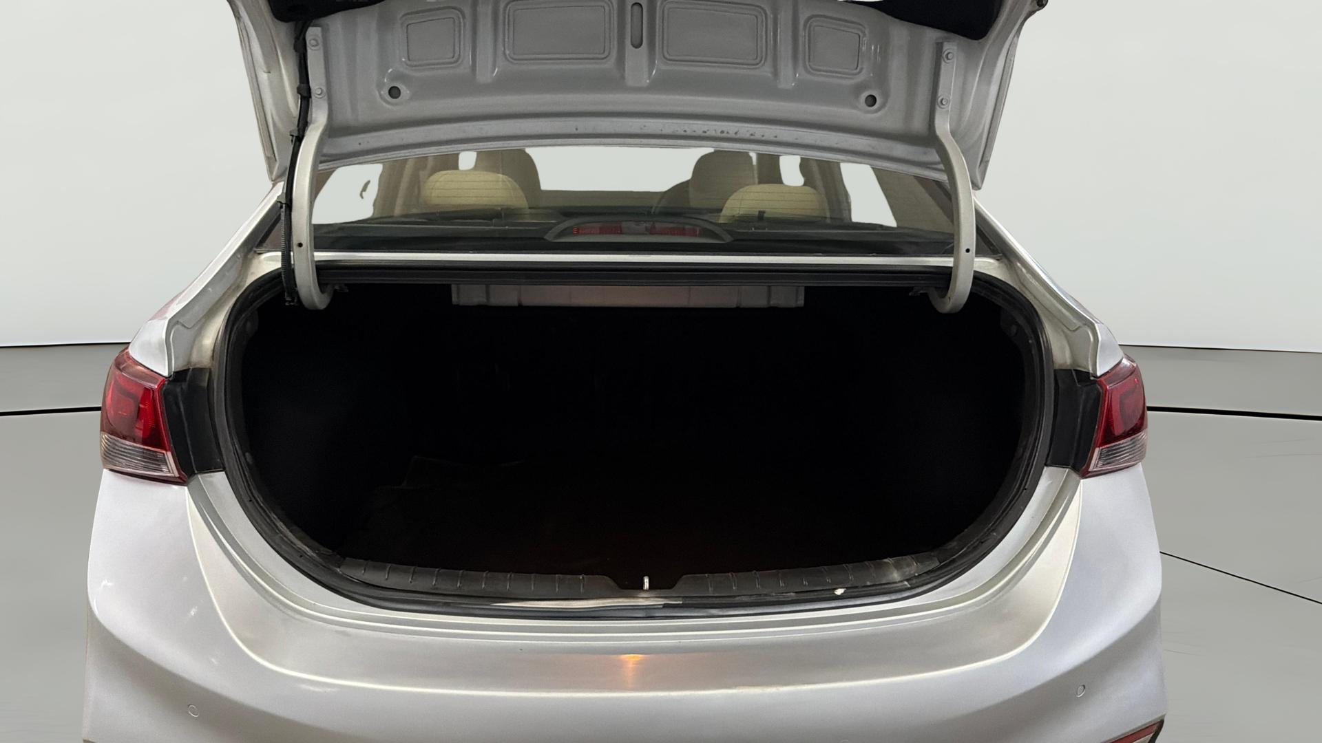 View 2018 Hyundai Verna 1.6 VTVT SX (O) AT Image 41 Used 2018 Hyundai Verna 1.6 VTVT SX (O) AT Image 41