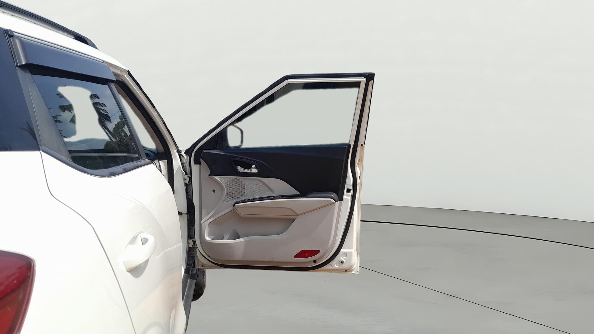 View 2019 Mahindra XUV300 W4 Petrol BS IV Image 47 Used 2019 Mahindra XUV300 W4 Petrol BS IV Image 47