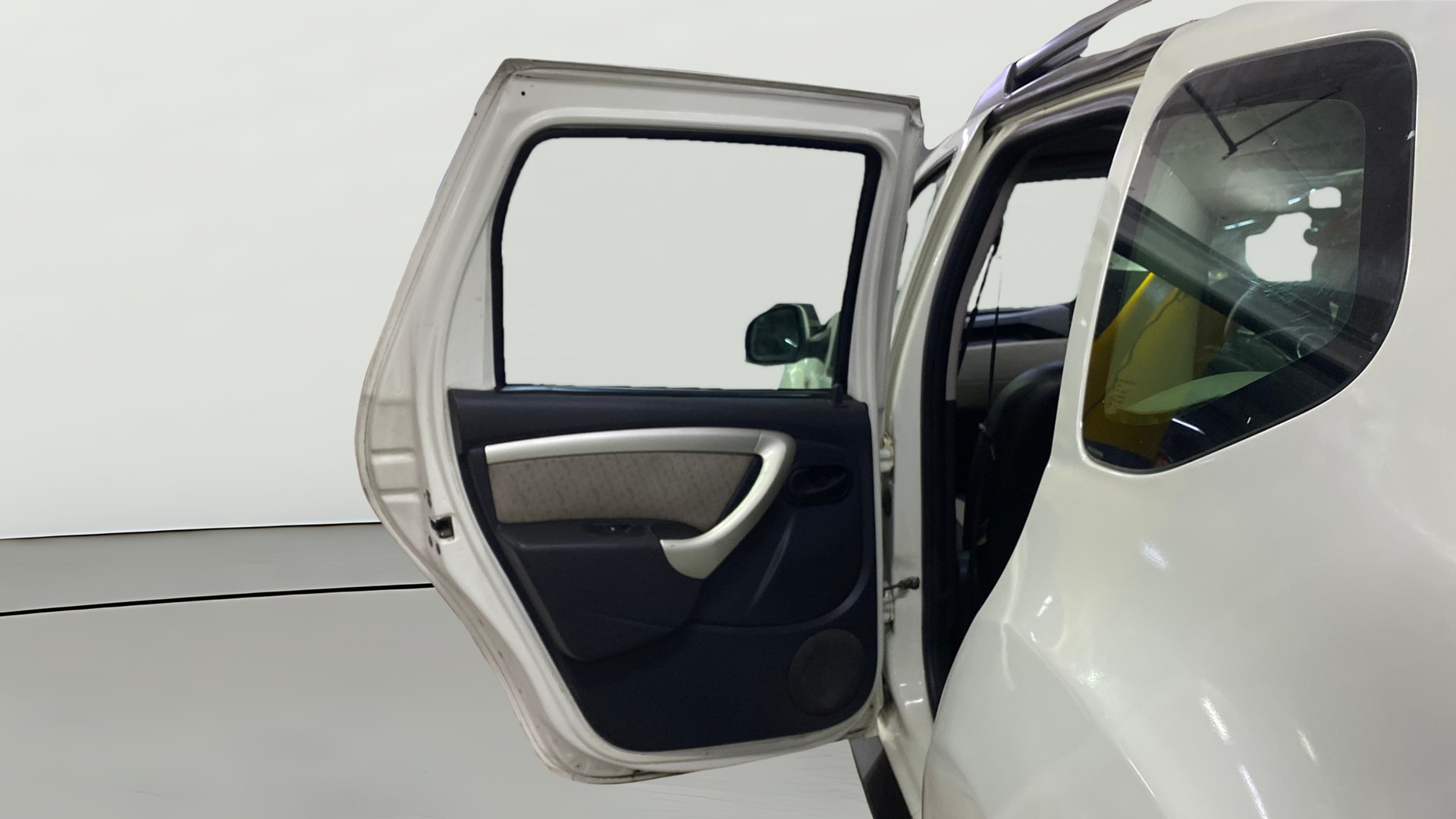 View 2014 Renault Duster Diesel 85PS STD Image 16 Used 2014 Renault Duster Diesel 85PS STD Image 16