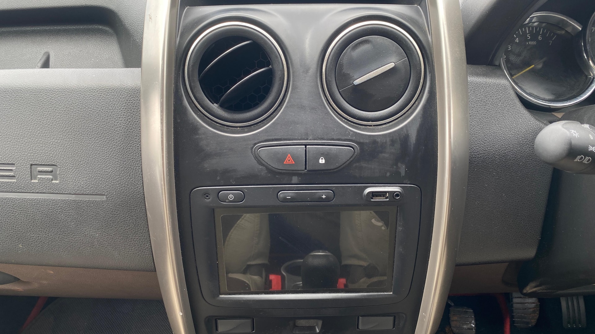 View 2019 Renault Duster 85 PS RXS 4X2 MT Image 32 Used 2019 Renault Duster 85 PS RXS 4X2 MT Image 32