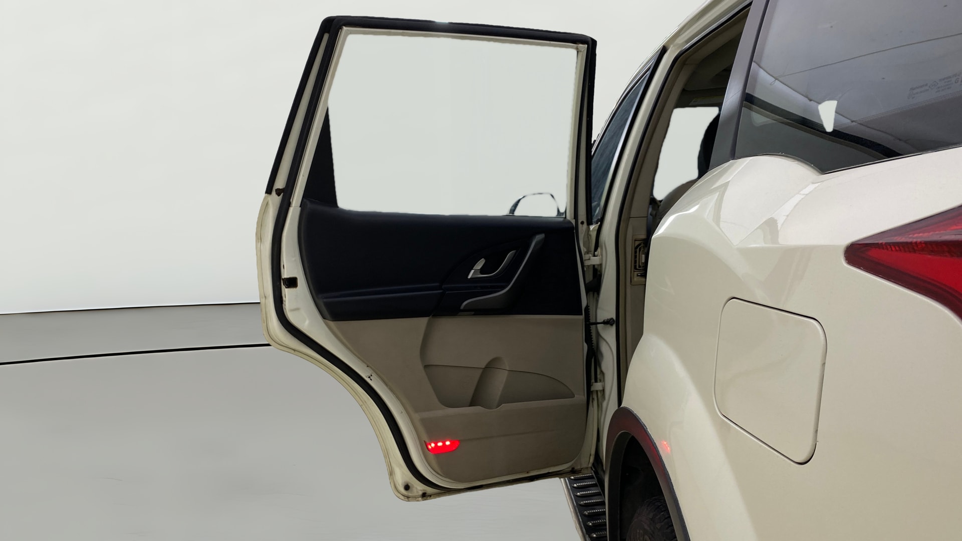 View 2015 Mahindra XUV500 W10 FWD Image 16 Used 2015 Mahindra XUV500 W10 FWD Image 16