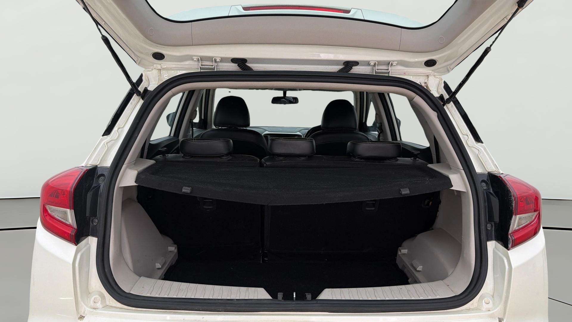 View 2021 Mahindra XUV300 W4 Petrol BS IV Image 38 Used 2021 Mahindra XUV300 W4 Petrol BS IV Image 38
