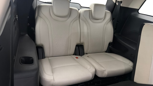 View Mahindra XUV700 Image 10 Used Mahindra XUV700 Image 10