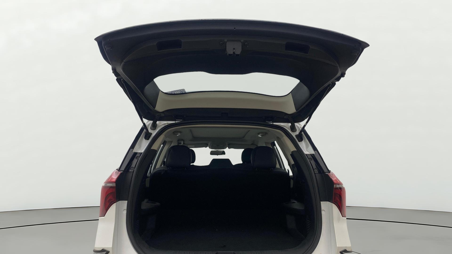 View 2022 Mahindra XUV700 MX Petrol 5 STR Image 16 Used 2022 Mahindra XUV700 MX Petrol 5 STR Image 16
