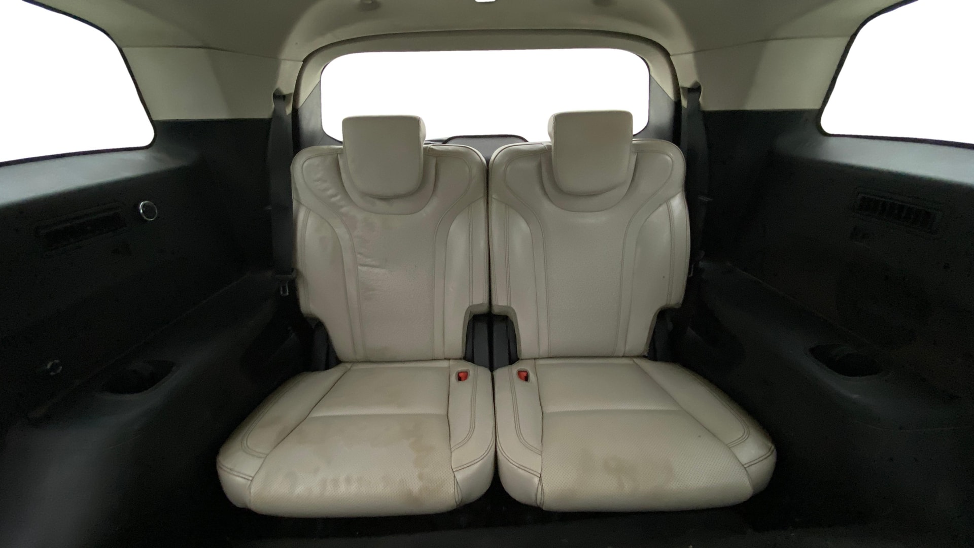 View 2022 Mahindra XUV700 MX Petrol 5 STR Image 10 Used 2022 Mahindra XUV700 MX Petrol 5 STR Image 10
