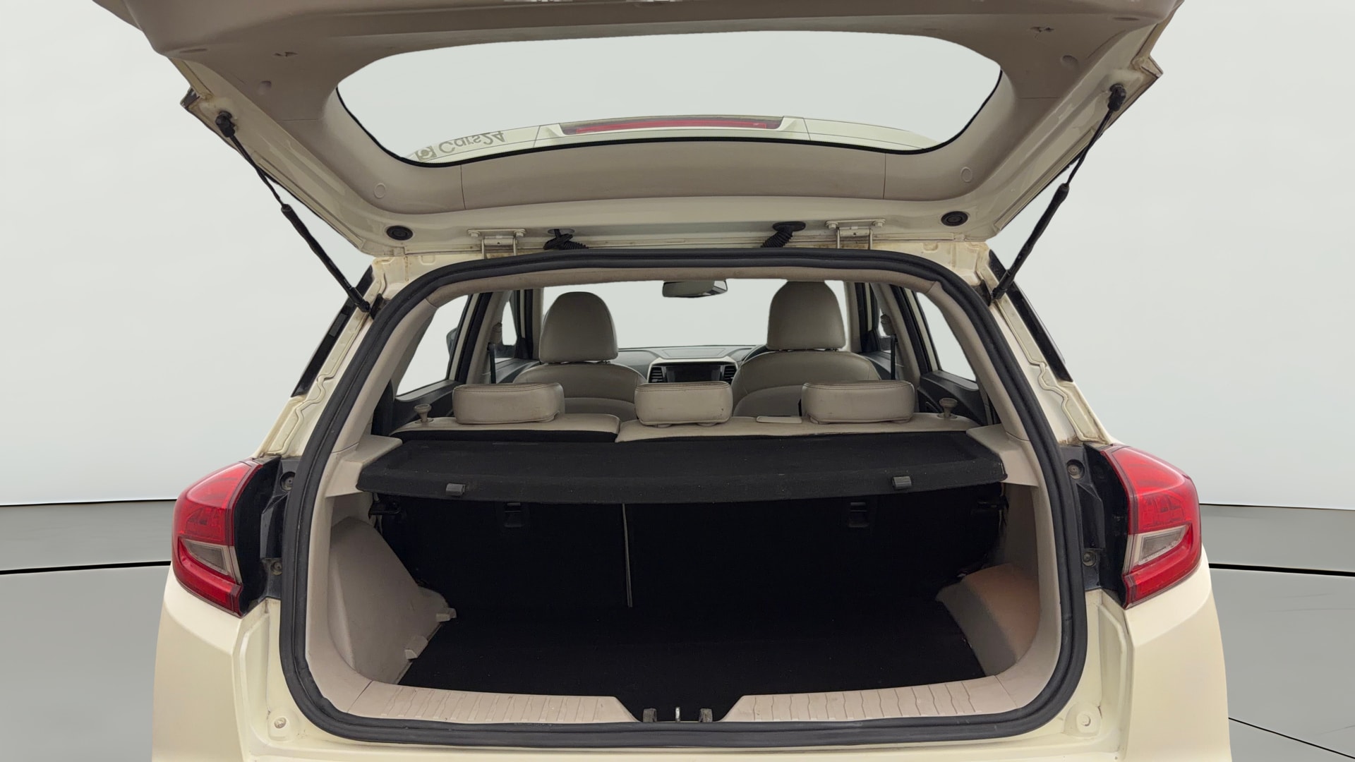 View 2019 Mahindra XUV300 W4 Petrol BS IV Image 39 Used 2019 Mahindra XUV300 W4 Petrol BS IV Image 39