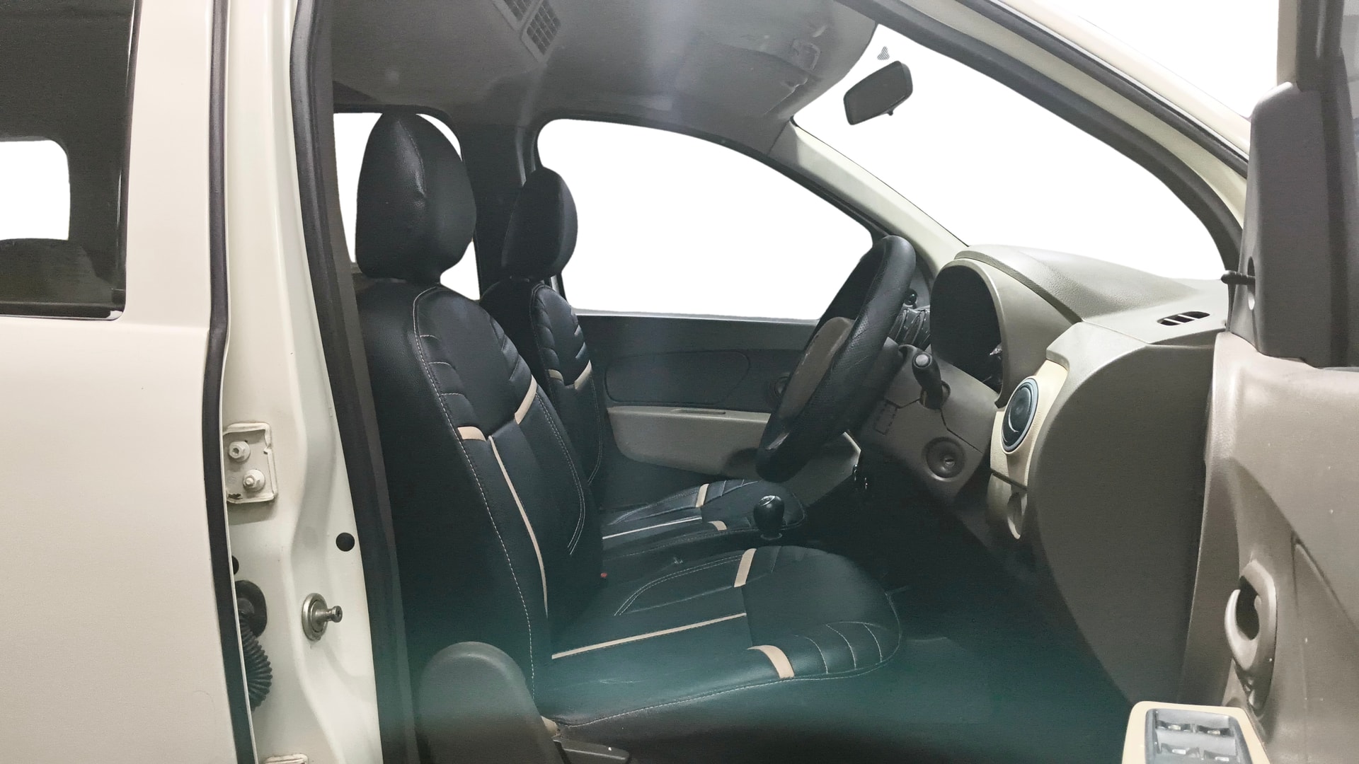 View 2015 Renault Lodgy 110 PS RxL (8 Seater) Image 27 Used 2015 Renault Lodgy 110 PS RxL (8 Seater) Image 27