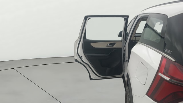 View Mahindra XUV700 Image 16 Used Mahindra XUV700 Image 16