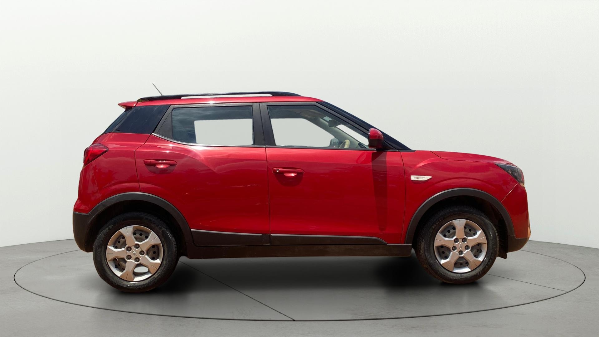 View 2019 Mahindra XUV300 W4 Petrol BS IV Image 8 Used 2019 Mahindra XUV300 W4 Petrol BS IV Image 8