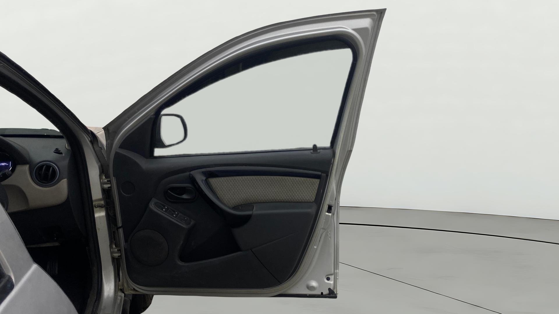 View 2015 Renault Duster Diesel 85PS STD Image 44 Used 2015 Renault Duster Diesel 85PS STD Image 44