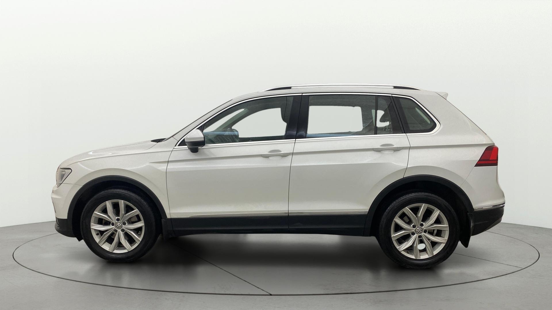 View 2017 Volkswagen Tiguan DSG 4MOTION Comfortline Image 6 Used 2017 Volkswagen Tiguan DSG 4MOTION Comfortline Image 6