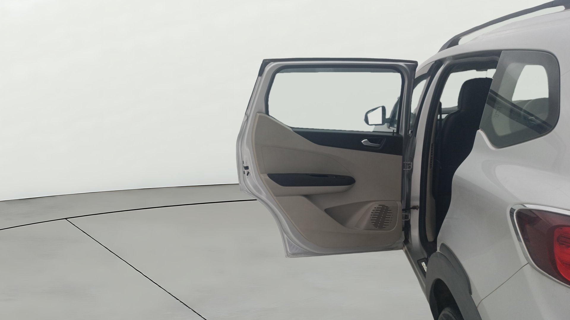 View 2020 Renault Triber RXZ AMT Image 15 Used 2020 Renault Triber RXZ AMT Image 15