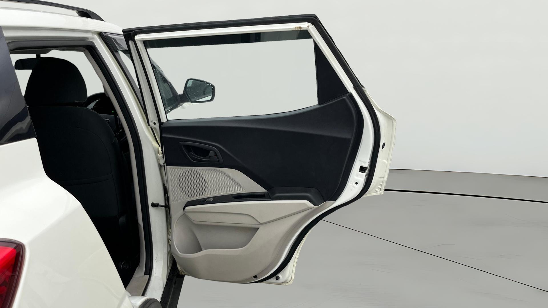 View 2019 Mahindra XUV300 W4 Petrol BS IV Image 7 Used 2019 Mahindra XUV300 W4 Petrol BS IV Image 7