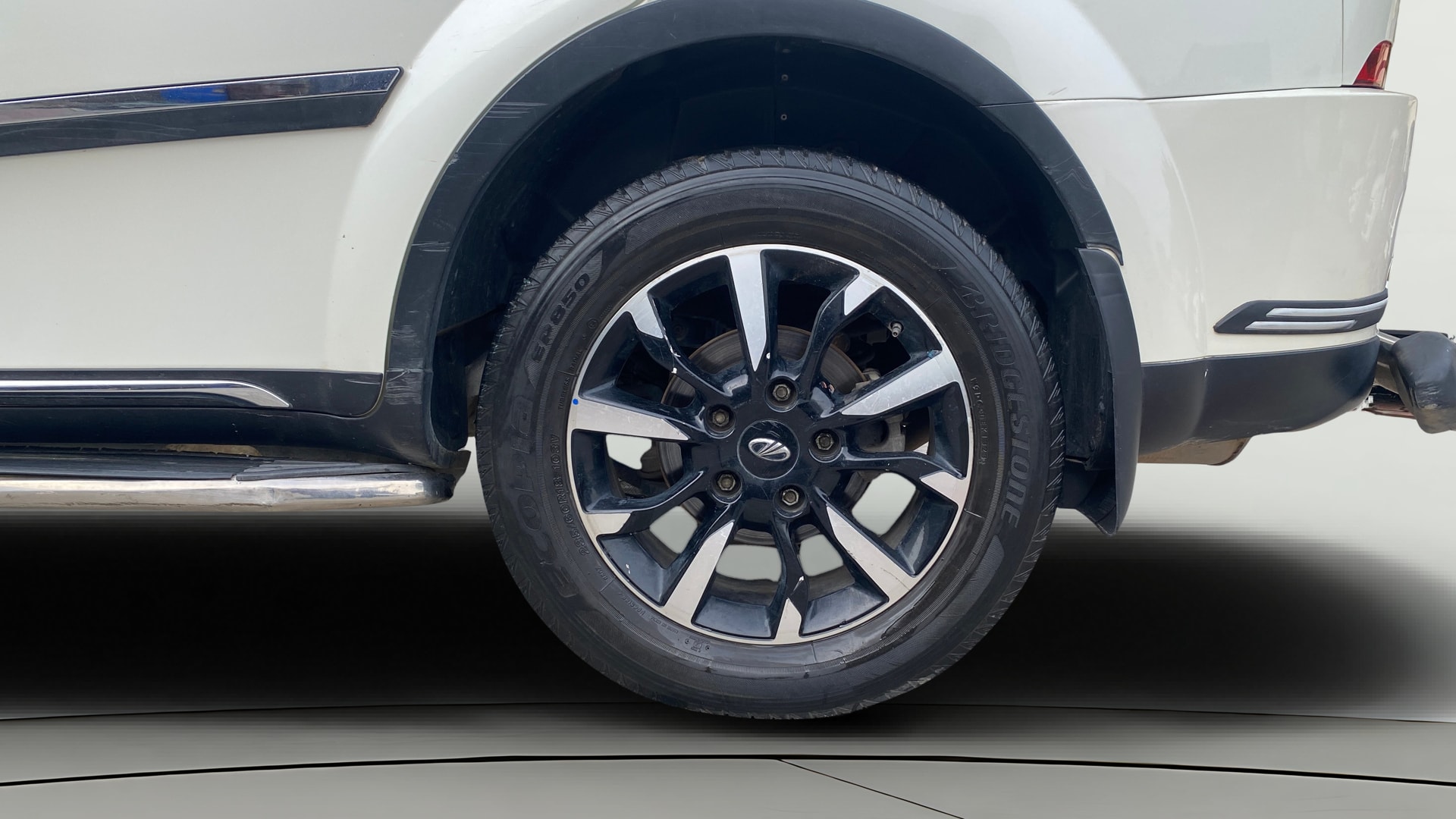 View 2020 Mahindra XUV500 W11 Image 12 Used 2020 Mahindra XUV500 W11 Image 12