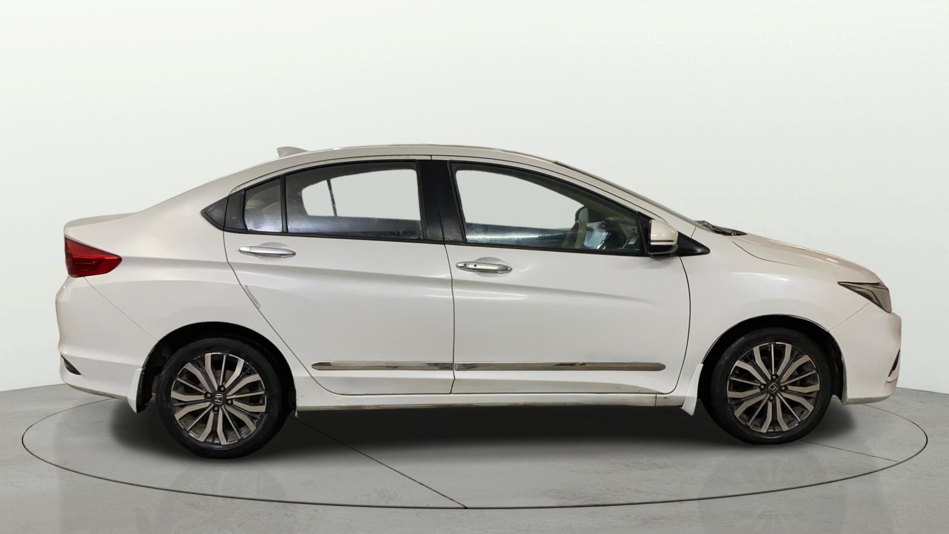 View 2017 Honda City ZX MT Diesel Anniversary Edition Image 27 Used 2017 Honda City ZX MT Diesel Anniversary Edition Image 27