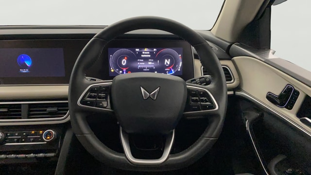 View Mahindra XUV700 Image 21 Used Mahindra XUV700 Image 21