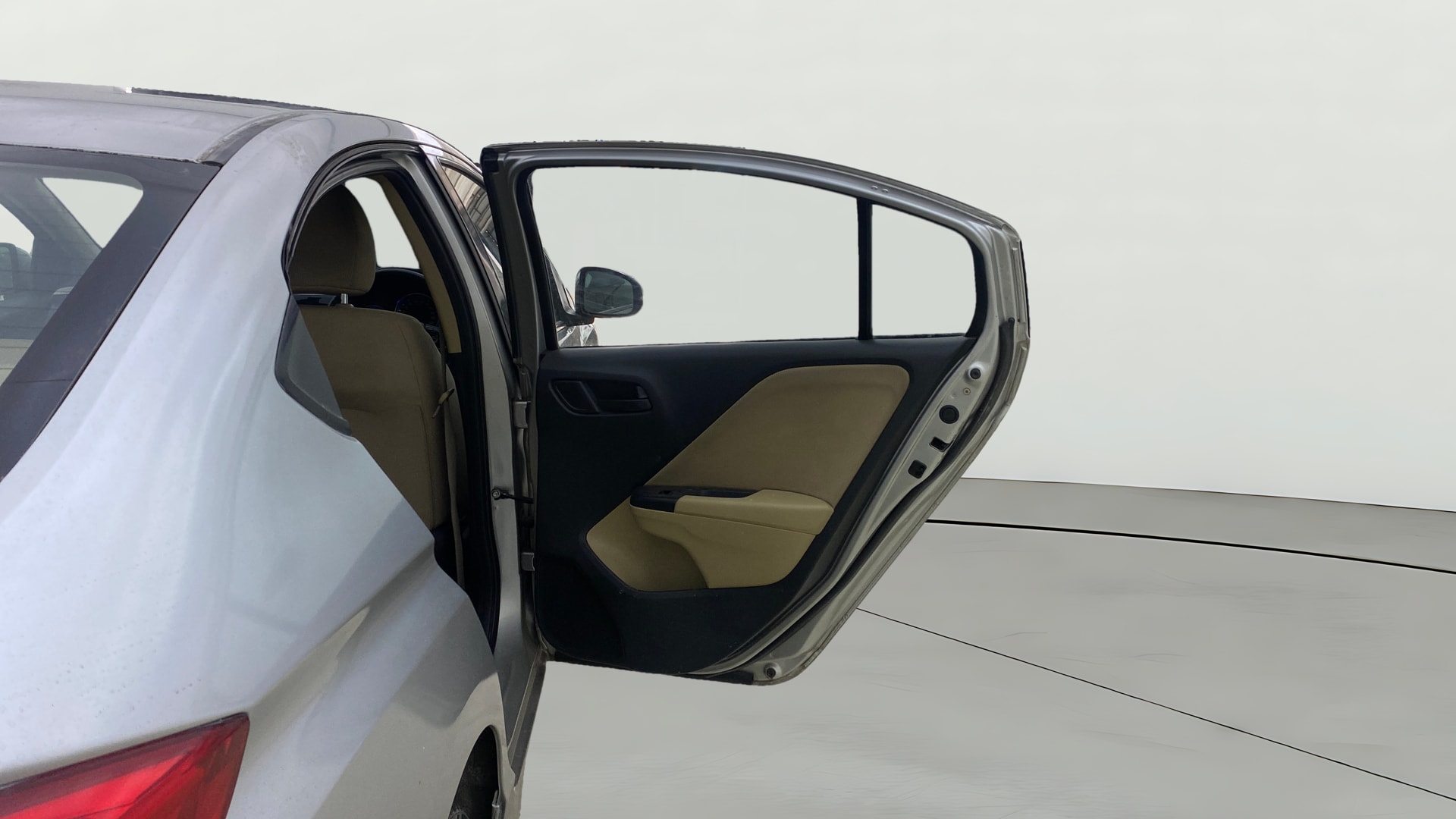 View 2015 Honda City ZX MT Diesel Anniversary Edition Image 7 Used 2015 Honda City ZX MT Diesel Anniversary Edition Image 7