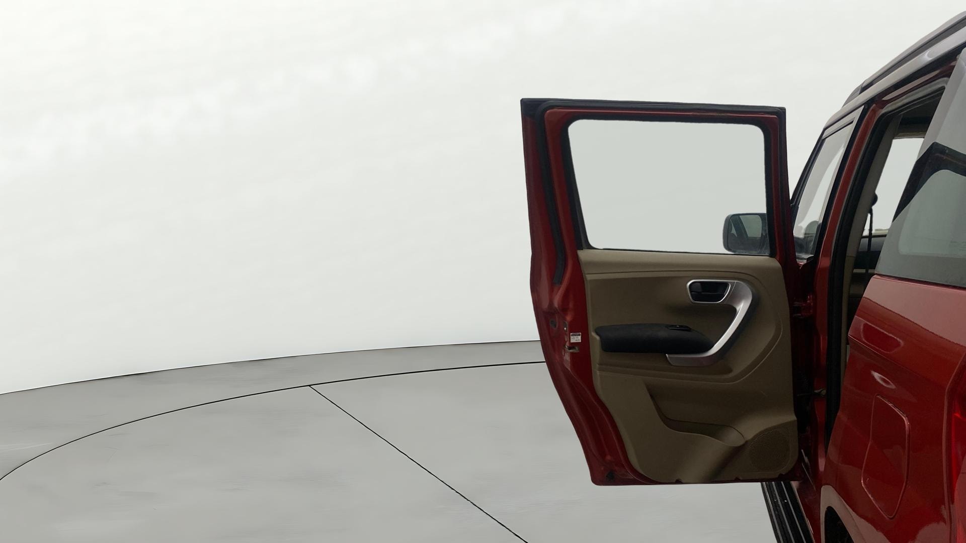 View 2019 Mahindra TUV300 T10 100HP Dual Tone Image 23 Used 2019 Mahindra TUV300 T10 100HP Dual Tone Image 23