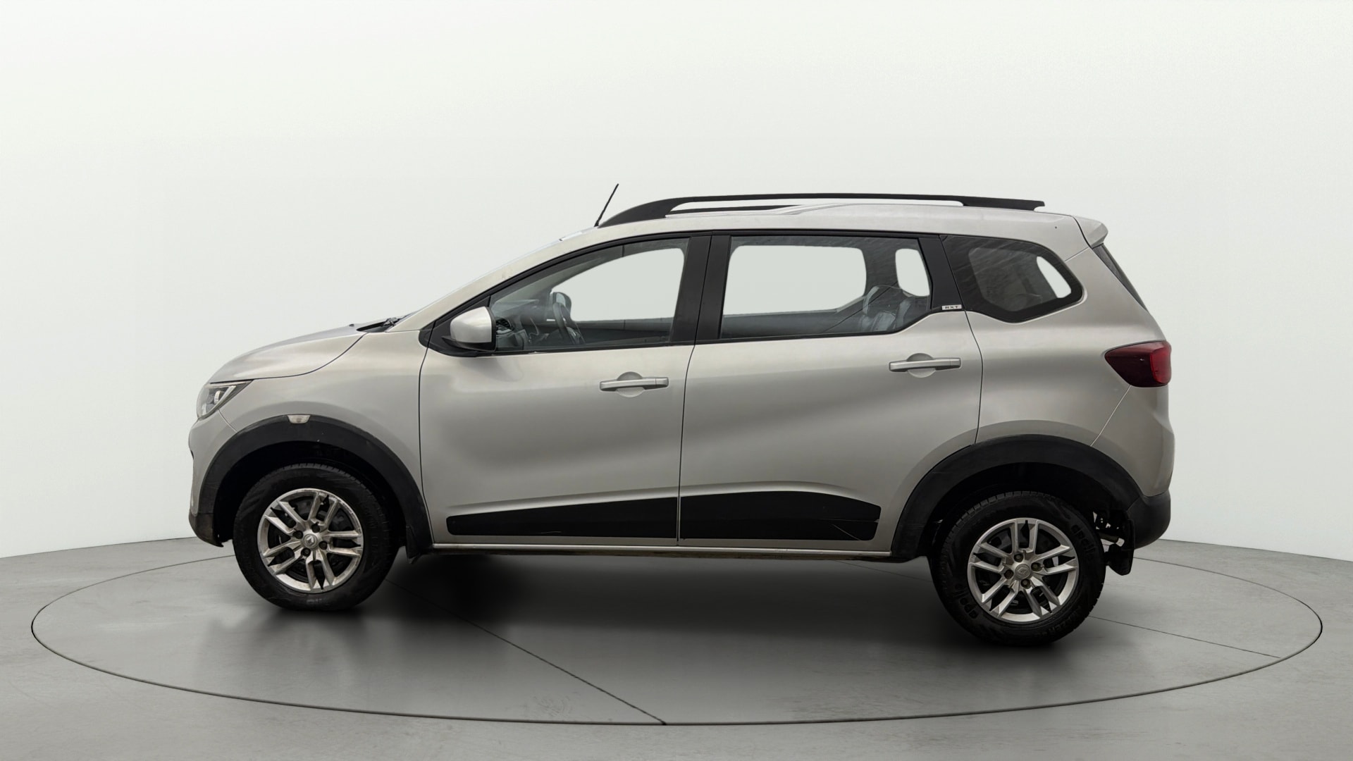 View 2019 Renault Triber RXT Image 5 Used 2019 Renault Triber RXT Image 5
