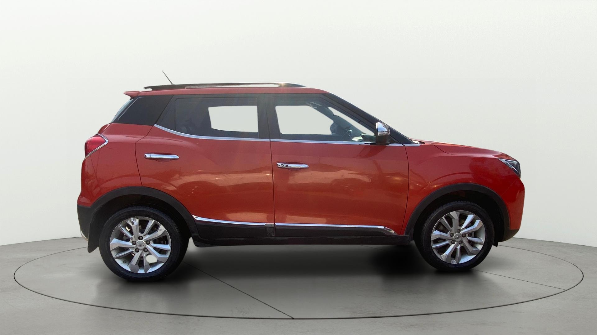 View 2020 Mahindra XUV300 W4 Petrol BS IV Image 9 Used 2020 Mahindra XUV300 W4 Petrol BS IV Image 9
