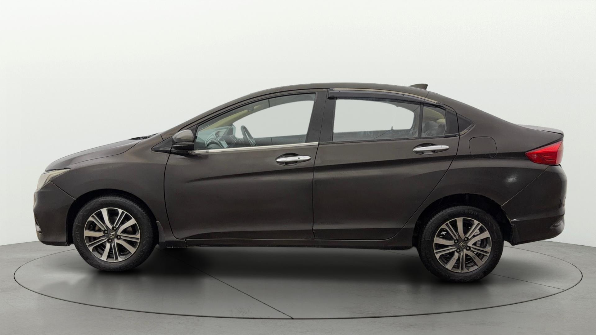 View 2017 Honda City ZX MT Diesel Anniversary Edition Image 6 Used 2017 Honda City ZX MT Diesel Anniversary Edition Image 6