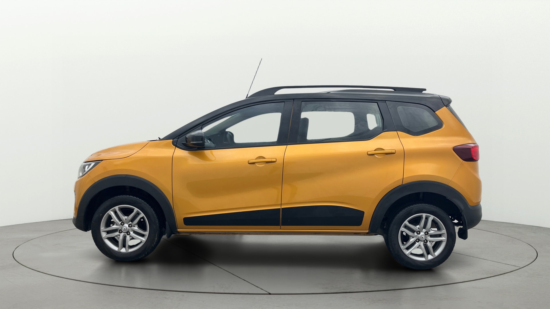 View 2022 Renault Triber RXZ Image 5 Used 2022 Renault Triber RXZ Image 5
