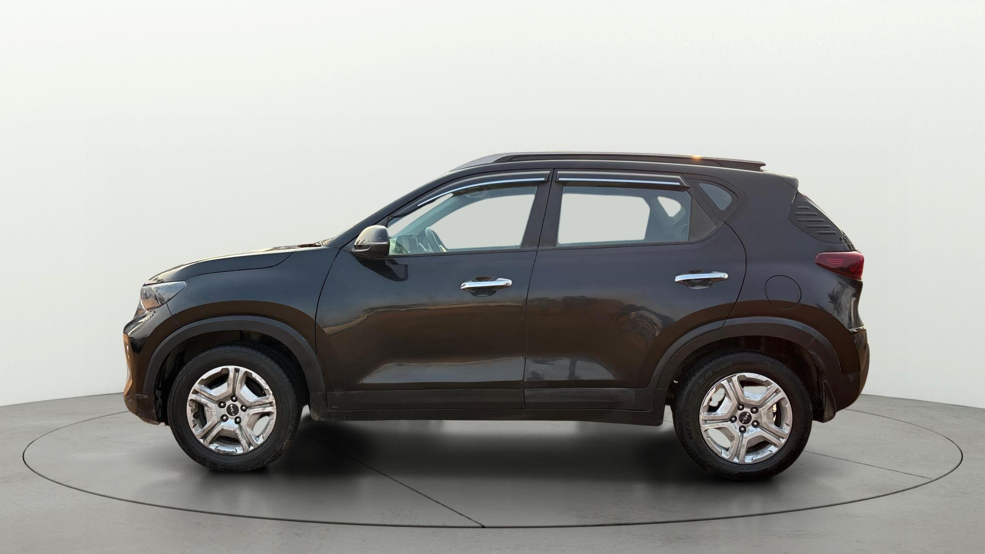 View 2023 Kia Sonet HTK Plus iMT Petrol Image 5 Used 2023 Kia Sonet HTK Plus iMT Petrol Image 5