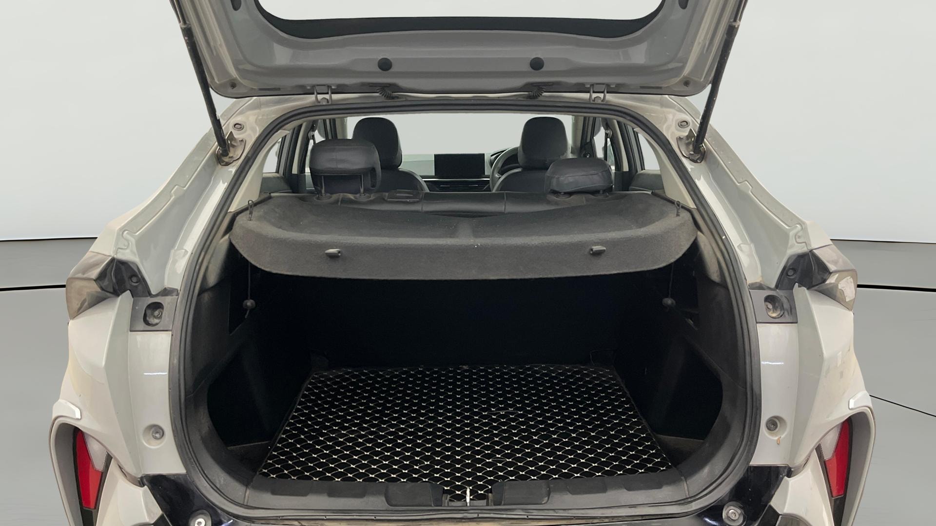 View 2024 Tata Curvv Smart 1.2 Revotron Petrol 6MT Image 40 Used 2024 Tata Curvv Smart 1.2 Revotron Petrol 6MT Image 40