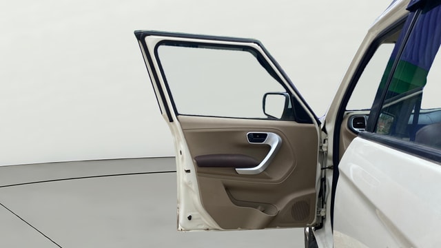 View Mahindra TUV300 Image 37 Used Mahindra TUV300 Image 37