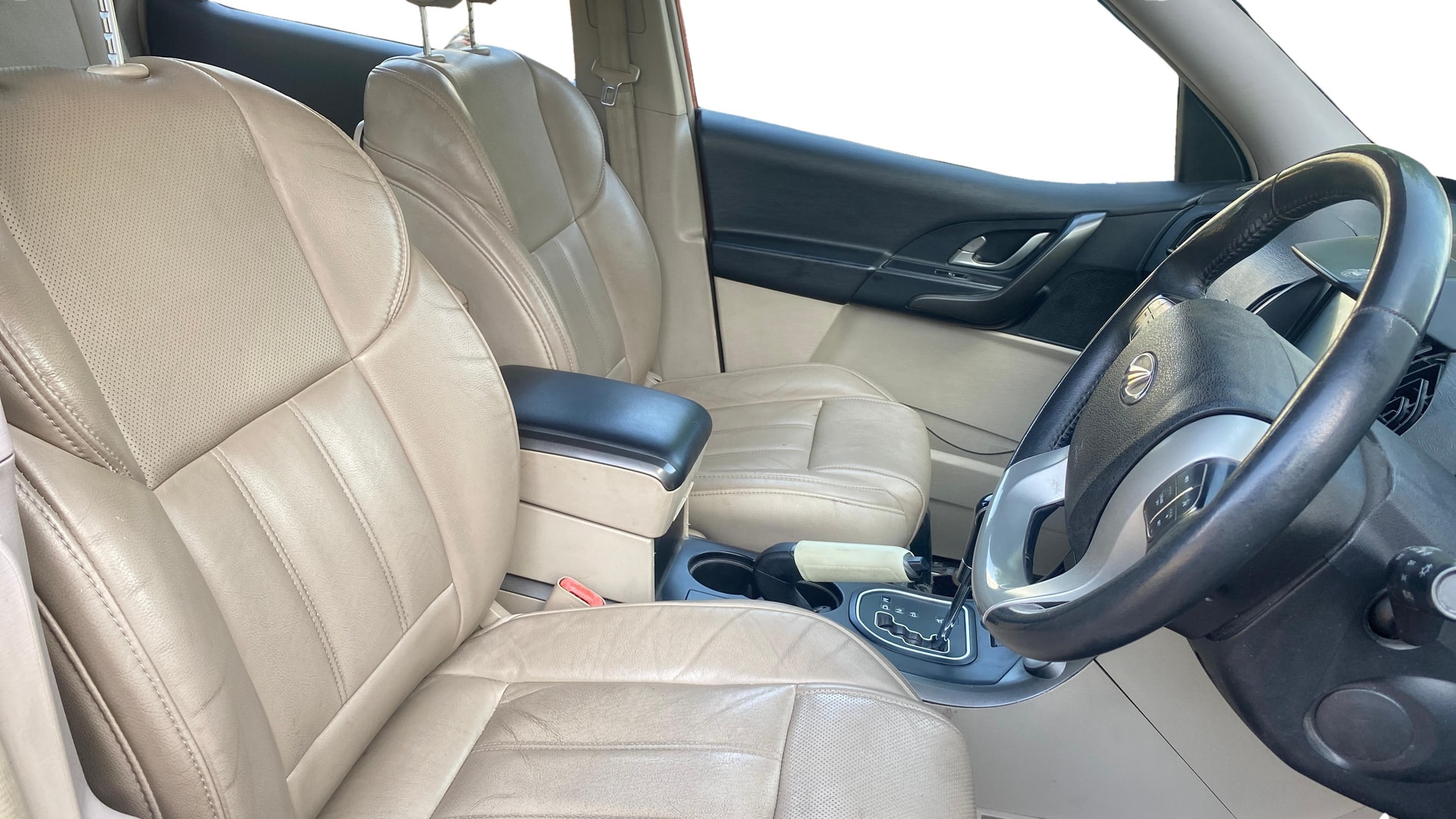 View 2017 Mahindra XUV500 W10 FWD AT Image 19 Used 2017 Mahindra XUV500 W10 FWD AT Image 19