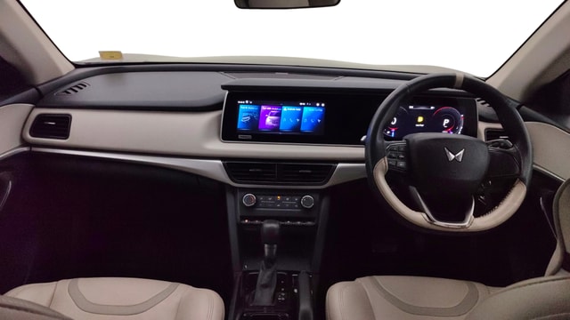 View Mahindra XUV700 Image 16 Used Mahindra XUV700 Image 16