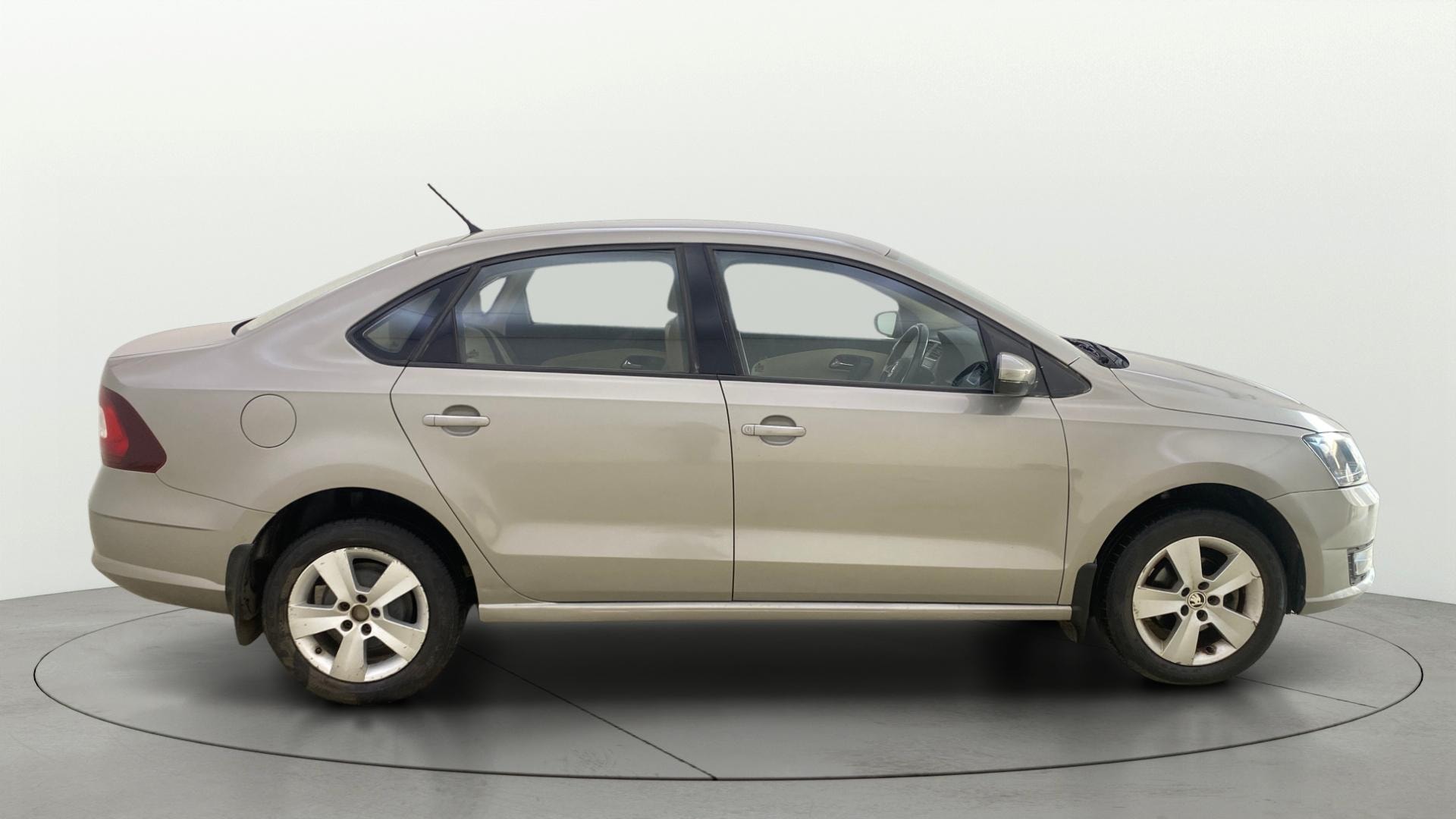 View 2017 Skoda Rapid 1.6 MPI Style Petrol AT BS IV Image 8 Used 2017 Skoda Rapid 1.6 MPI Style Petrol AT BS IV Image 8